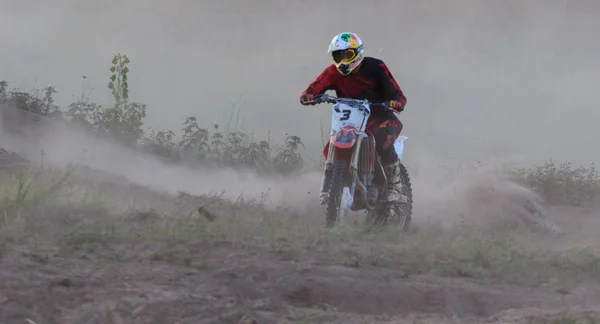 CHERKASSY, UKRAINE - 7 JUILLET 2017 : motocross Entraînement des motocyclistes avant les compétitions Ukraine, Tcherkassy 7 JUILLET 2017 — Photo