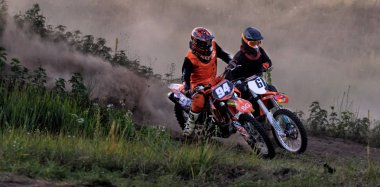 Cherkassy, Ukrayna - Julay 7 2017: sürücü üzerinde Motocross eğitimi motosikletçi maskesi yarışmalar Ukrayna, Cherkassy 7julay önce 2017