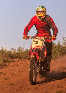 Cherkassy, Ukrayna - Julay 7 2017: sürücü üzerinde Motocross eğitimi motosikletçi maskesi yarışmalar Ukrayna, Cherkassy 7julay önce 2017