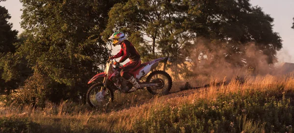 Cherkassy, ukraine - julay 7 2017: fahrer auf motocross training von motorradfahrern vor wettbewerben ukraine, cherkassy 7julay 2017 — Stockfoto