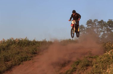 Cherkassy, Ukrayna - Julay 7 2017: sürücü üzerinde Motocross eğitimi motosikletçi maskesi yarışmalar Ukrayna, Cherkassy 7julay önce 2017
