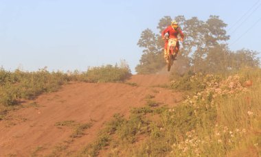 Cherkassy, Ukrayna - Julay 7 2017: sürücü üzerinde Motocross eğitimi motosikletçi maskesi yarışmalar Ukrayna, Cherkassy 7julay önce 2017