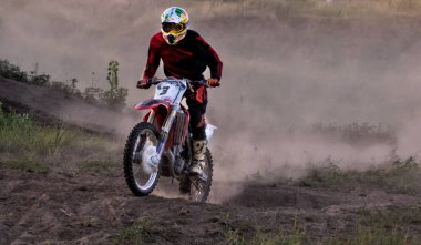 Cherkassy, Ukrayna - Julay 7 2017: sürücü üzerinde Motocross eğitimi motosikletçi maskesi yarışmalar Ukrayna, Cherkassy 7julay önce 2017