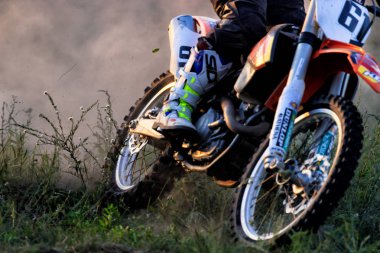 Cherkassy, Ukrayna - Julay 7 2017: sürücü üzerinde Motocross eğitimi motosikletçi maskesi yarışmalar Ukrayna, Cherkassy 7julay önce 2017