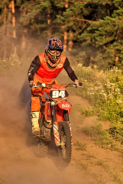 Cherkassy, Ukrayna - Julay 7 2017: sürücü üzerinde Motocross eğitimi motosikletçi maskesi yarışmalar Ukrayna, Cherkassy 7julay önce 2017