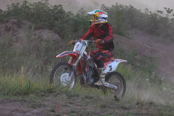 CHERKASSY, UCRANIA - 7 JULIO 2017: jinete en Motocross Formación de motociclistas antes de las competiciones Ucrania, Cherkassy 7Julay 2017 —  Fotos de Stock