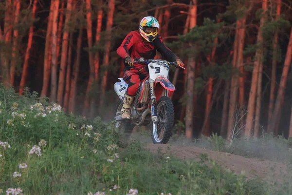 Cherkassy, Ukrayna - Julay 7 2017: sürücü üzerinde Motocross eğitimi motosikletçi maskesi yarışmalar Ukrayna, Cherkassy 7julay önce 2017 — Stok fotoğraf