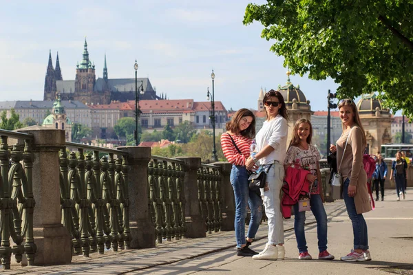 Praha, Česká republika - 17. května 2017: Praha, Česká republika. Oblíbené turistické trasy v Praha, procházka po slavných historických míst města — Stock fotografie