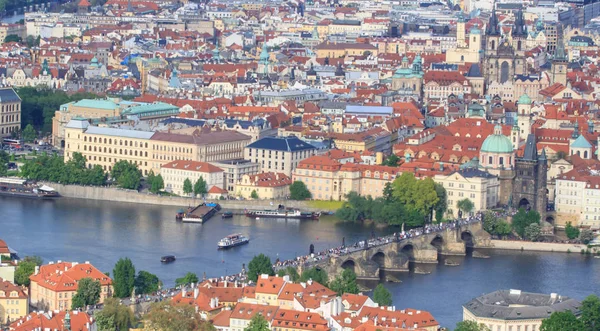 Pohled shora staré krásné město s řekou a mosty. Tónovaný — Stock fotografie