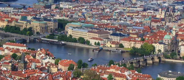 Pohled shora staré krásné město s řekou a mosty. Praha — Stock fotografie