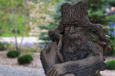 Ahşap oyma ahşap adam. Bitmiş karakter, yabancı