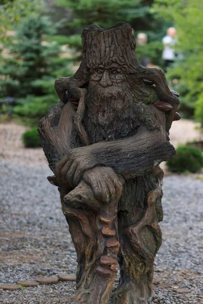 Ahşap oyma ahşap adam. Bitmiş karakter, yabancı