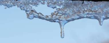 Su ile beyaz köpüklü buz sarkıtları aşağı asılı buz düşer