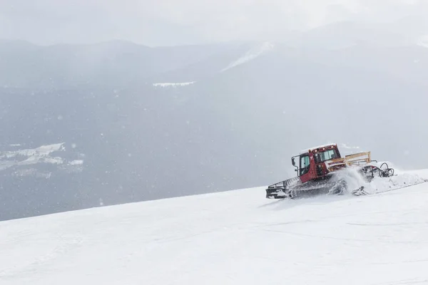Auf dem Gipfel des Berges entladen sie die Skifahrer für den Fall der Fälle. Freeride Snowboards, Action und Abenteuer für den Winter — Stockfoto