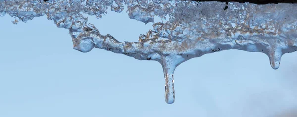 스파클링 화이트 물으로 떨어지면 얼음 매달려 차가워요 — 스톡 사진
