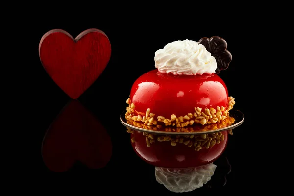 Pastel con nueces y chocolate sobre fondo negro. Concepto de amor —  Fotos de Stock