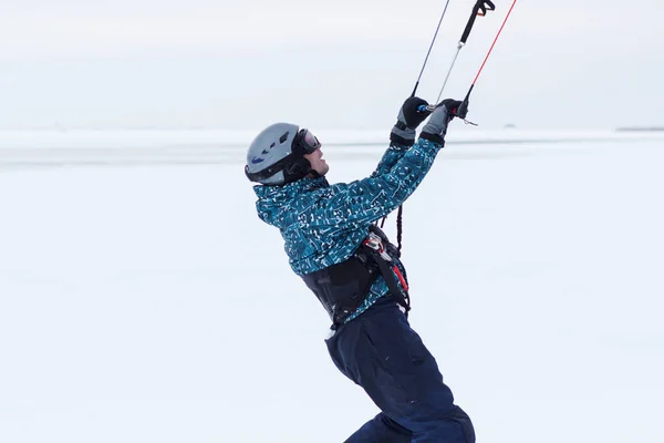 CHERKASSY, UKRAINE - January 29, 2017Snowboarder with kite on free ride. Sheregesh resort, Cherkassy, Ukraine — Stock Photo, Image