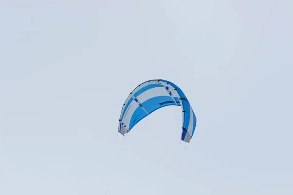 Cherkassy, Ukraina - 29 januari, 2017snowboarder med kite på snålskjuts. Sheregesh resort, Cherkassy, Ukraina — Stockfoto