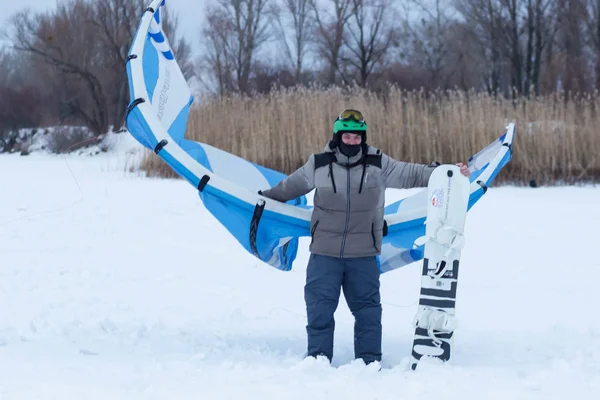 Cherkassy, Oekraïne - 29 januari, 2017snowboarder met kite op gratis ritje. Sheregesh resort, Cherkassy, Oekraïne — Stockfoto