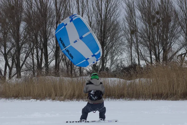 CHERKASSY, UKRAINE - January 29, 2017Snowboarder with kite on free ride. Sheregesh resort, Cherkassy, Ukraine — Stock Photo, Image