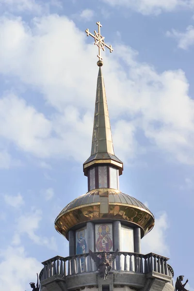 Золотий купол храму на небі — стокове фото