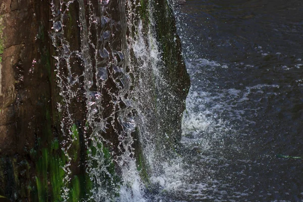 Вода из водопада как фон — стоковое фото