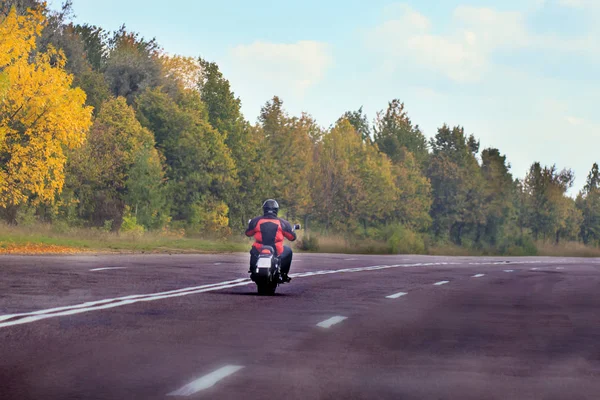 Motorrad auf der Landstraße. Herbst — Stockfoto