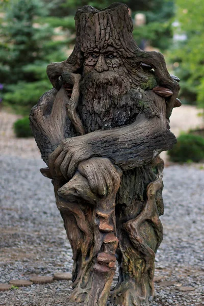 Ahşap oyma ahşap adam. Bitmiş karakter, yabancı