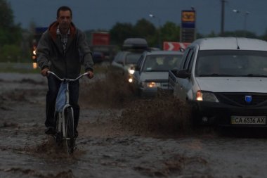 Shpola, Ukrayna - 28 Temmuz 2017: Otomobil sürüş su dolu bir yolda Shpola, şiddetli yağmur nedeniyle bir sel sırasında