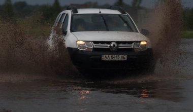 Shpola, Ukrayna - 28 Temmuz 2017: Otomobil sürüş su dolu bir yolda Shpola, şiddetli yağmur nedeniyle bir sel sırasında