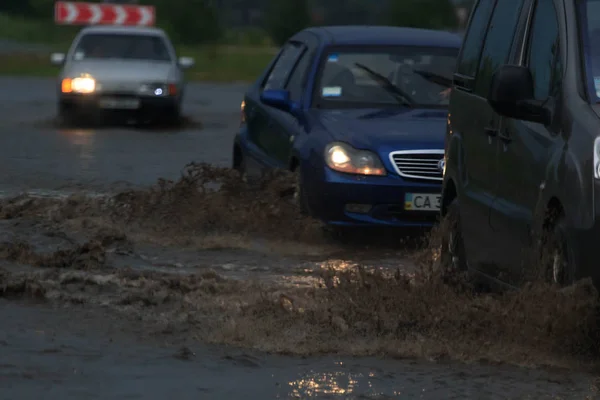 Shpola, Ukrajna - 2017. július 28.: az árvíz okozta heves esőzések, a Shpola során elöntött úton vezetői autók — Stock Fotó