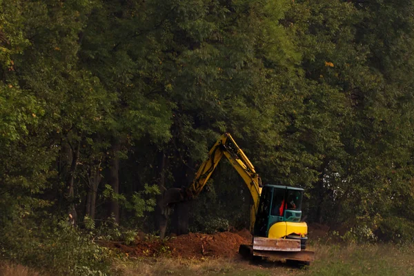 günbatımı gökyüzü arka planda inşaat yerinde Ekskavatör