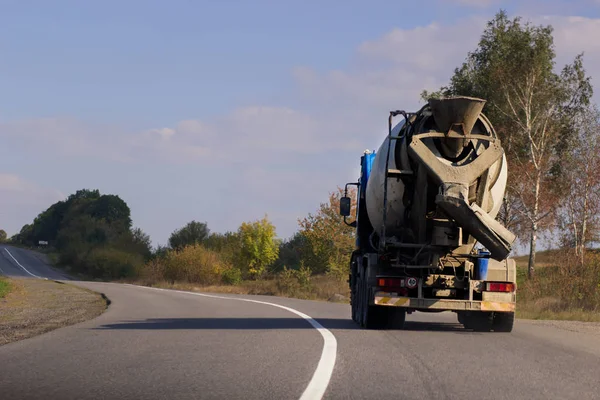 Cementblandare lastbil — Stockfoto