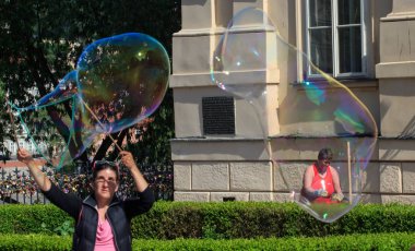 Prague, Çek Cumhuriyeti - 17 Mayıs 2017: Prag, Çek Cumhuriyeti. Popüler turistik güzergah Praha içinde yürümek-den geçerek ünlü tarihi şehir yerleştirir.