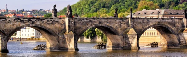 Prague, République tchèque skyline with historic Charles Bridge. Croisière en bateau sur la rivière Vltava — Photo