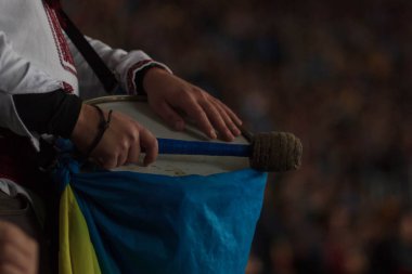 Ukraynalı fan Parc Olympique Lyonnais dışında bir İrlandalı taraftar bas davul yener.