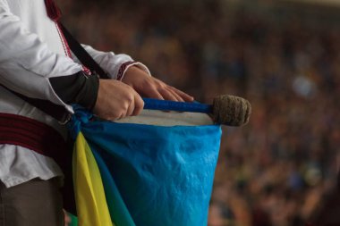 Ukraynalı fan Parc Olympique Lyonnais dışında bir İrlandalı taraftar bas davul yener.