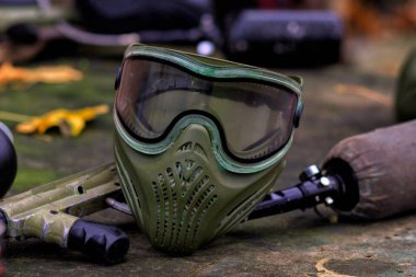 Ahşap arka plan üzerine yerleştirilen Paintball ekipmanları