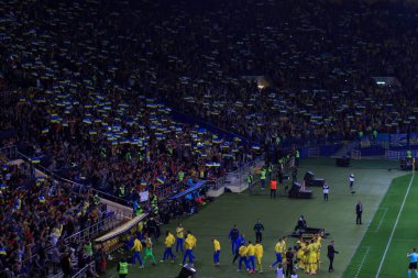 Kharkiv, Ukrayna - 2 Eylül 2017: Ukrayna hayranları büyük Ukrayna bayrağı ve logosu Futbol Federasyonu ile. FIFA Dünya Kupası 2018 eleme Ukrayna - Türkiye maç. Metalist Stadyumu.