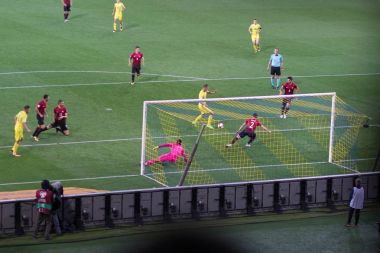 Kharkiv, Ukrayna - 2 Eylül 2017: Ukrayna hayranları büyük Ukrayna bayrağı ve logosu Futbol Federasyonu ile. FIFA Dünya Kupası 2018 eleme Ukrayna - Türkiye maç. Metalist Stadyumu.