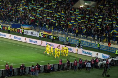 Kharkiv, Ukrayna - 2 Eylül 2017: Ukrayna hayranları büyük Ukrayna bayrağı ve logosu Futbol Federasyonu ile. FIFA Dünya Kupası 2018 eleme Ukrayna - Türkiye maç. Metalist Stadyumu.