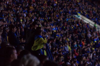 Kharkiv, Ukrayna - 2 Eylül 2017: Ukrayna hayranları büyük Ukrayna bayrağı ve logosu Futbol Federasyonu ile. FIFA Dünya Kupası 2018 eleme Ukrayna - Türkiye maç. Metalist Stadyumu.