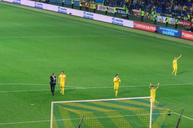 Kharkiv, Ukrayna - 2 Eylül 2017: Ukrayna hayranları büyük Ukrayna bayrağı ve logosu Futbol Federasyonu ile. FIFA Dünya Kupası 2018 eleme Ukrayna - Türkiye maç. Metalist Stadyumu.