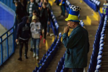 Kharkiv, Ukrayna - 2 Eylül 2017: Ukrayna hayranları büyük Ukrayna bayrağı ve logosu Futbol Federasyonu ile. FIFA Dünya Kupası 2018 eleme Ukrayna - Türkiye maç. Metalist Stadyumu.