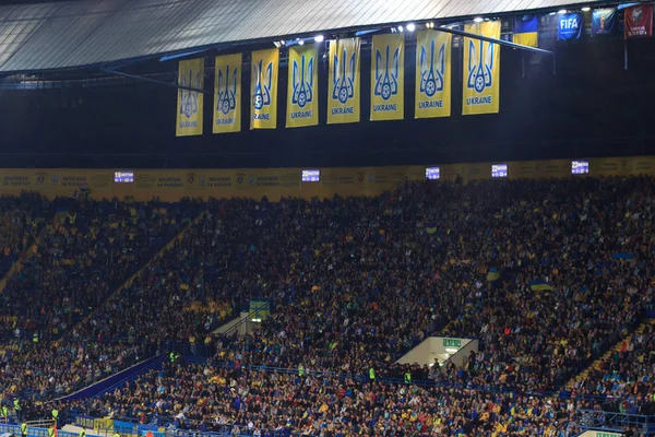 Charków, Ukraina - 2 września 2017: Ukraiński fanów z ogromną flagę Ukrainy i logo federacji piłki nożnej. FIFA World Cup w 2018 roku eliminacje Ukraina - Turcja. Stadion Metalist. — Zdjęcie stockowe