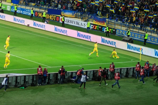 KHARKIV, UCRAINA - 2 SETTEMBRE 2017: tifosi ucraini con enorme bandiera dell'Ucraina e logo della Federazione calcistica. Coppa del Mondo FIFA 2018 partita di qualificazione Ucraina - Turchia. Stadio Metalista . — Foto Stock