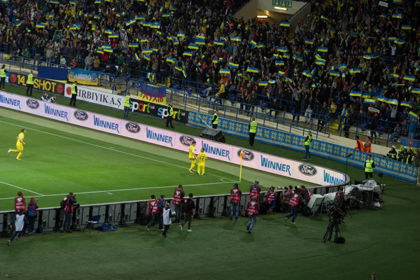 KHARKIV, UCRAINA - 2 SETTEMBRE 2017: tifosi ucraini con enorme bandiera dell'Ucraina e logo della Federazione calcistica. Coppa del Mondo FIFA 2018 partita di qualificazione Ucraina - Turchia. Stadio Metalista . — Foto Stock