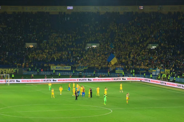 KHARKIV, UCRAINA - 2 SETTEMBRE 2017: tifosi ucraini con enorme bandiera dell'Ucraina e logo della Federazione calcistica. Coppa del Mondo FIFA 2018 partita di qualificazione Ucraina - Turchia. Stadio Metalista . — Foto Stock