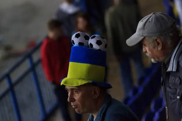 Charków, Ukraina - 2 września 2017: Ukraiński fanów z ogromną flagę Ukrainy i logo federacji piłki nożnej. FIFA World Cup w 2018 roku eliminacje Ukraina - Turcja. Stadion Metalist. — Zdjęcie stockowe