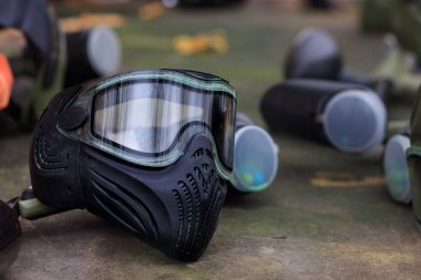 Ahşap arka plan üzerine yerleştirilen Paintball ekipmanları